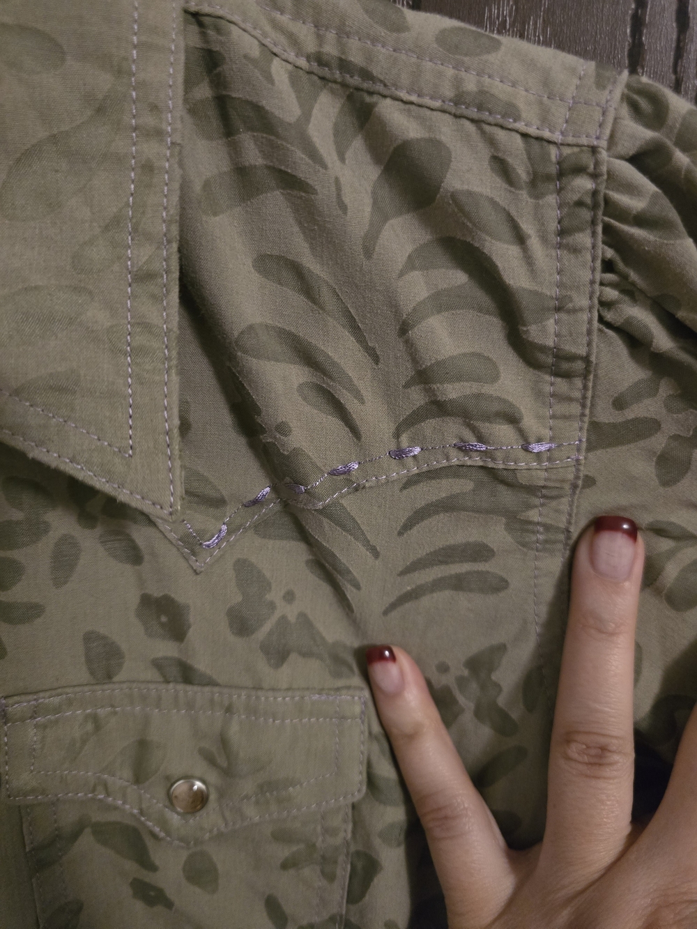 Casual Olive Short-Sleeve Button-Down Shirt with Leaf Print - Picture 4 of 6